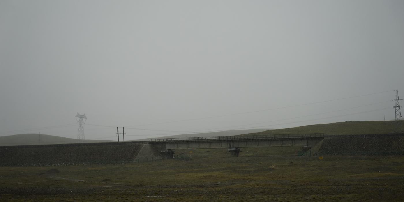 The elevated railway that transports people from Qinghai to Tibet. 